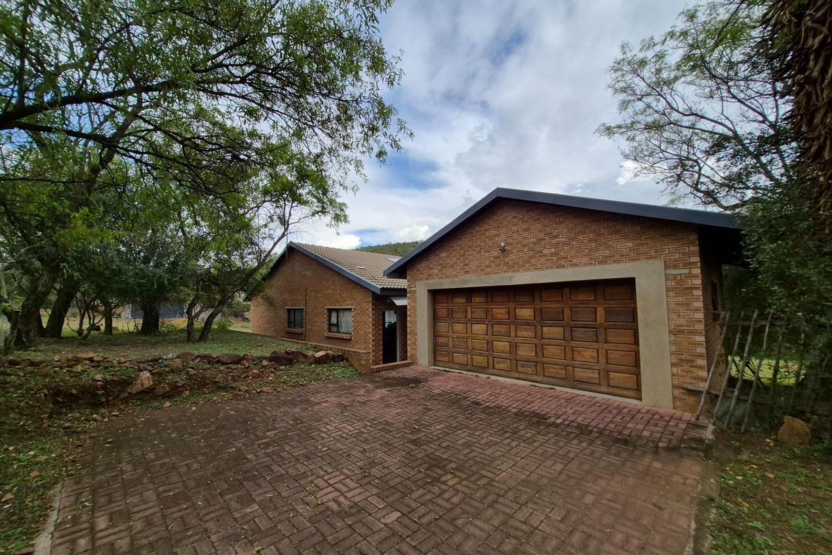 SPACIOUS MODERN BUSHVELD HOME IN KRANSPOORT WILDLIFE GOLF AND SECURITY ESTATE - Photo 2