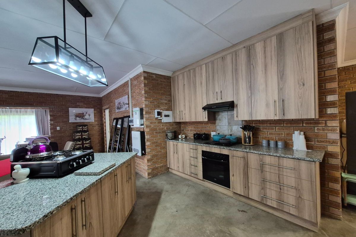 SPACIOUS MODERN BUSHVELD HOME IN KRANSPOORT WILDLIFE GOLF AND SECURITY ESTATE - Photo 4