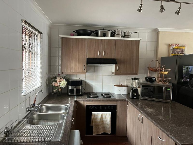 2 Bedroom Duplex Apartment in Brackenfell - Photo 2