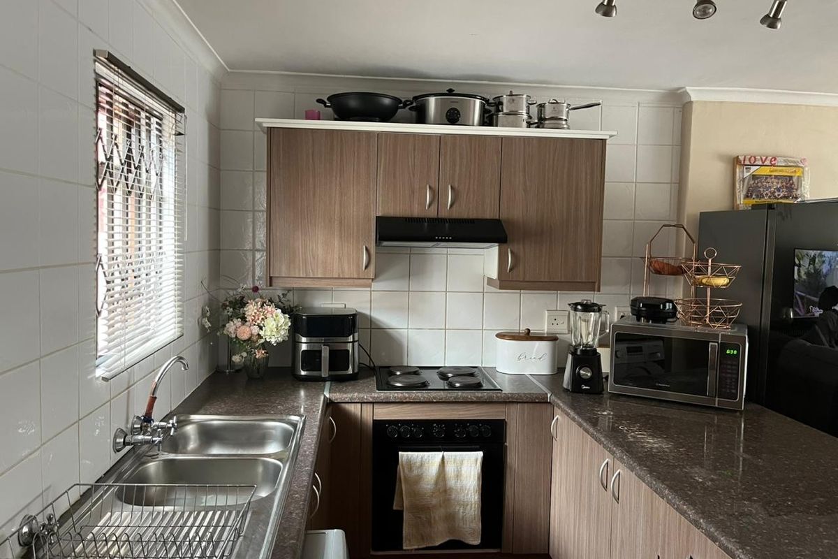 2 Bedroom Duplex Apartment in Brackenfell - Photo 2