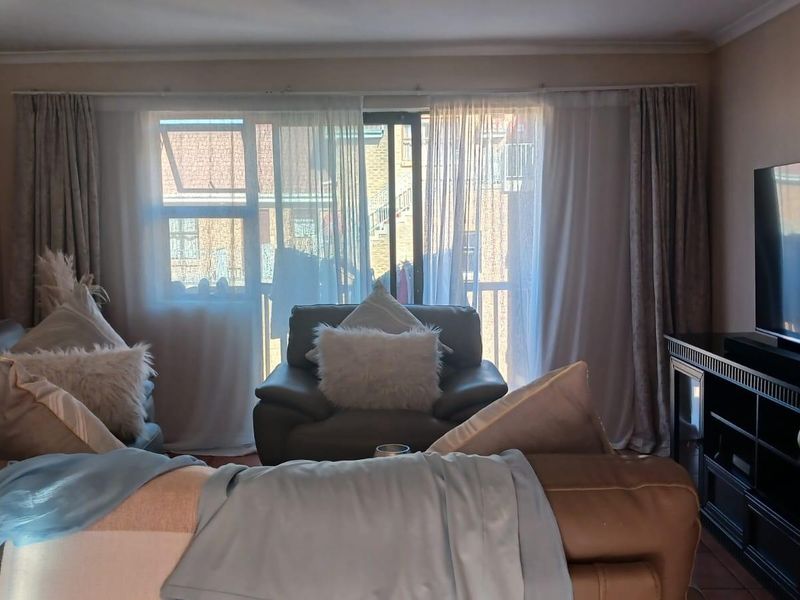 2 Bedroom Duplex Apartment in Brackenfell - Photo 5