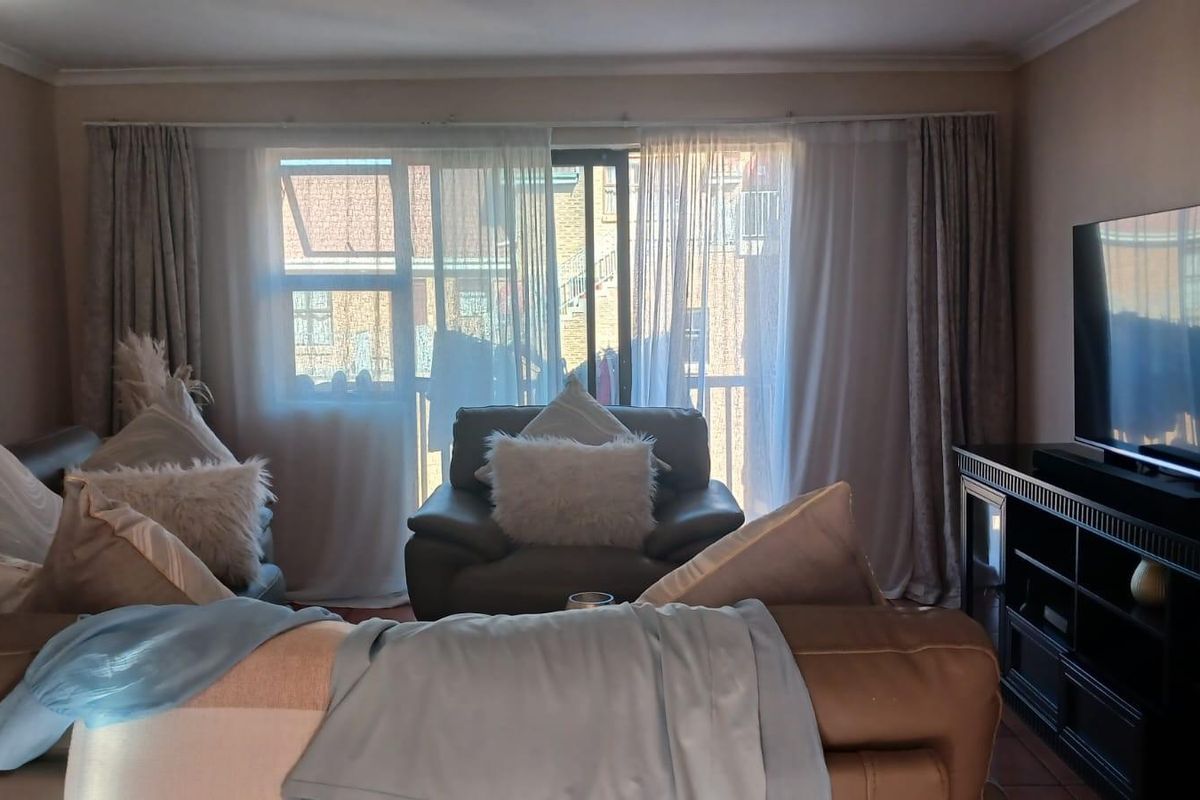 2 Bedroom Duplex Apartment in Brackenfell - Photo 5