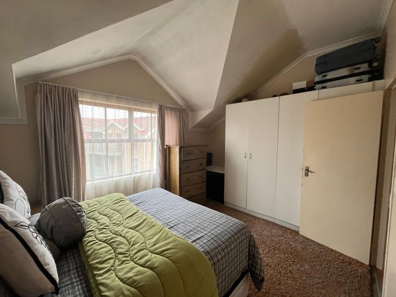 2 Bedroom Duplex Apartment in Brackenfell - Photo 4