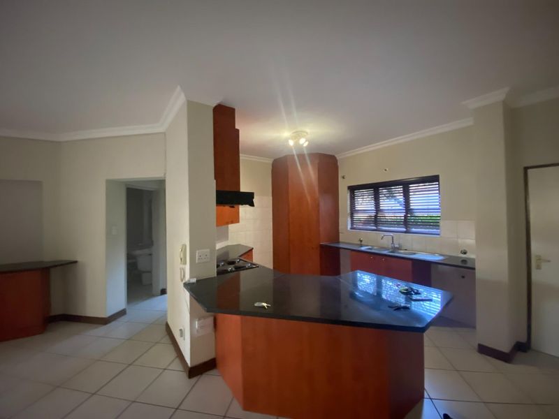 Ground Floor Apartment To Rent in Bryanston, Sandton - Photo 2