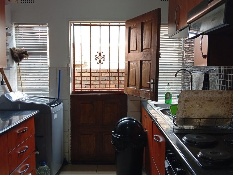 Modern 3-Bedroom Townhouse to Rent in Birchleigh North, Kempton Park - Photo 9