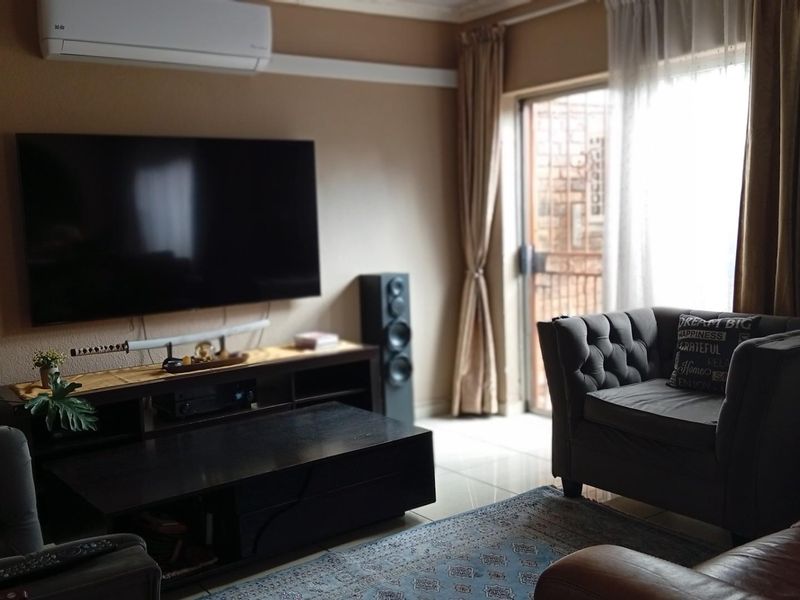 Modern 3-Bedroom Townhouse to Rent in Birchleigh North, Kempton Park - Photo 3