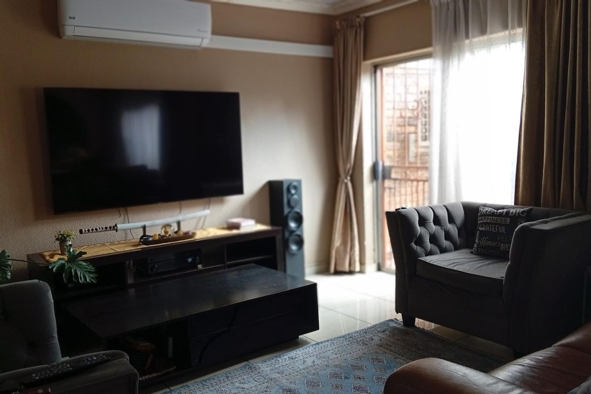 Modern 3-Bedroom Townhouse to Rent in Birchleigh North, Kempton Park - Photo 3
