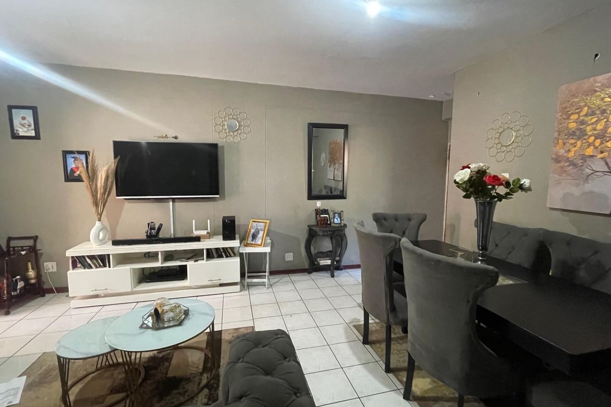 Investment Property For Sale Near UNISA. - Photo 5
