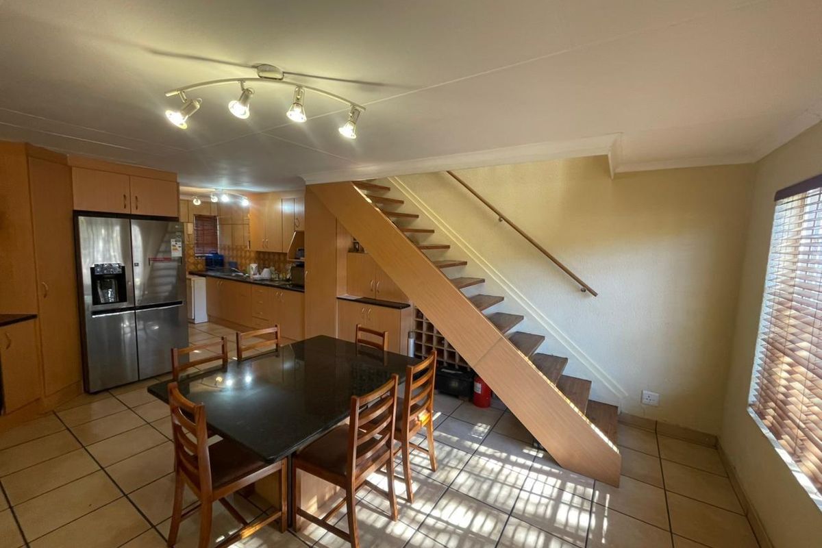 Luxurious 3 Bedroom Townhouse in Helderkruin - Photo 5