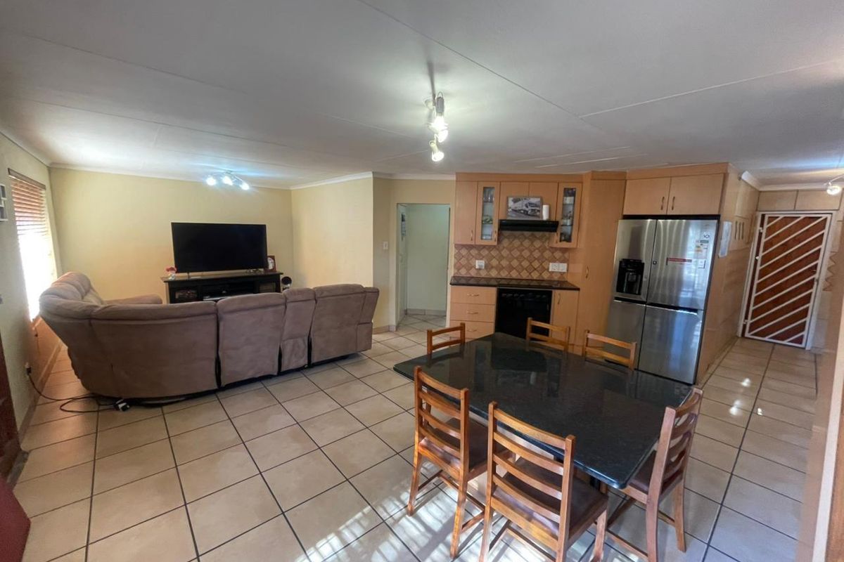 Luxurious 3 Bedroom Townhouse in Helderkruin - Photo 3