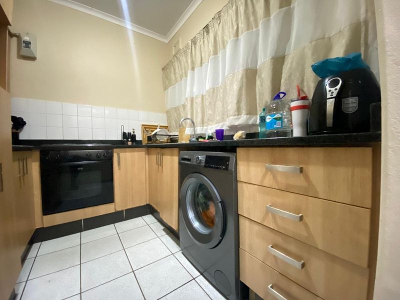 Modern 2-Bedroom Flat in Secure Complex - New Germany R8000 - Photo 2