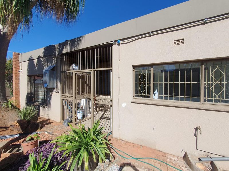 Spacious Newly Renovated 4-Bedroom House on shared property To Rent in Kibler Park, Johannesburg - Photo 1