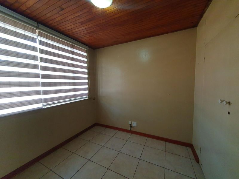 Spacious Newly Renovated 4-Bedroom House on shared property To Rent in Kibler Park, Johannesburg - Photo 9
