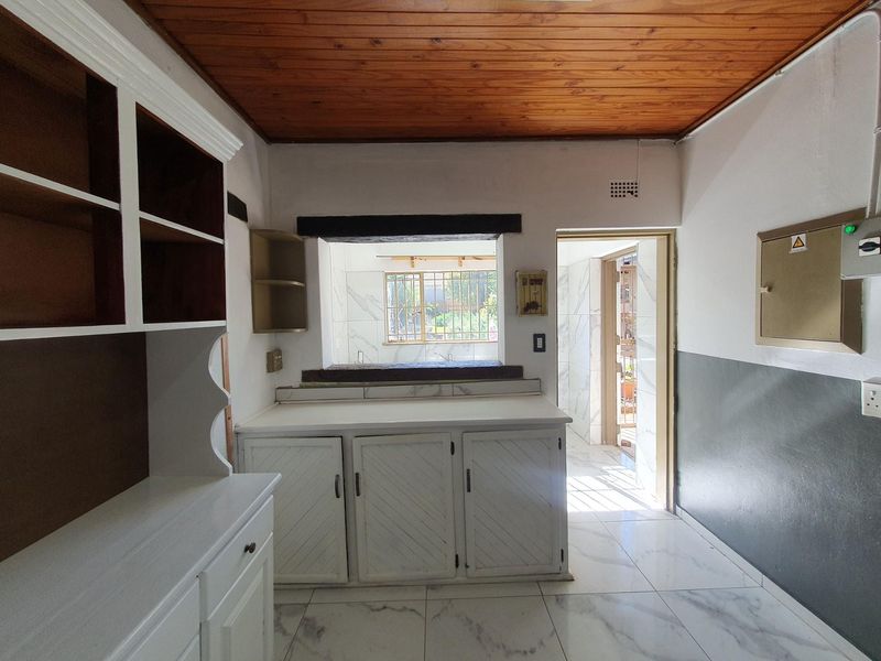 Spacious Newly Renovated 4-Bedroom House on shared property To Rent in Kibler Park, Johannesburg - Photo 3