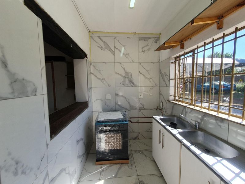 Spacious Newly Renovated 4-Bedroom House on shared property To Rent in Kibler Park, Johannesburg - Photo 2
