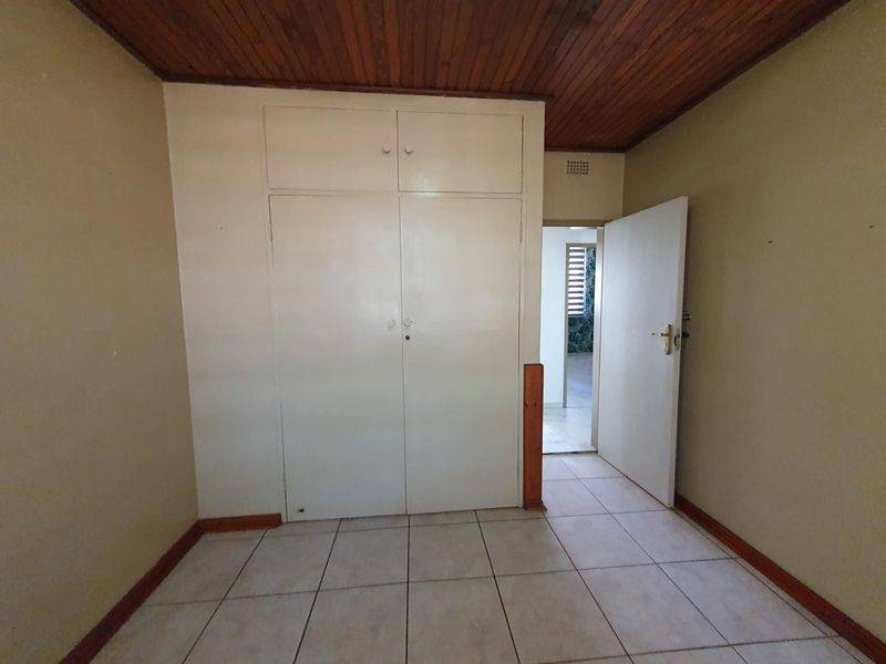 Spacious Newly Renovated 4-Bedroom House on shared property To Rent in Kibler Park, Johannesburg - Photo 10