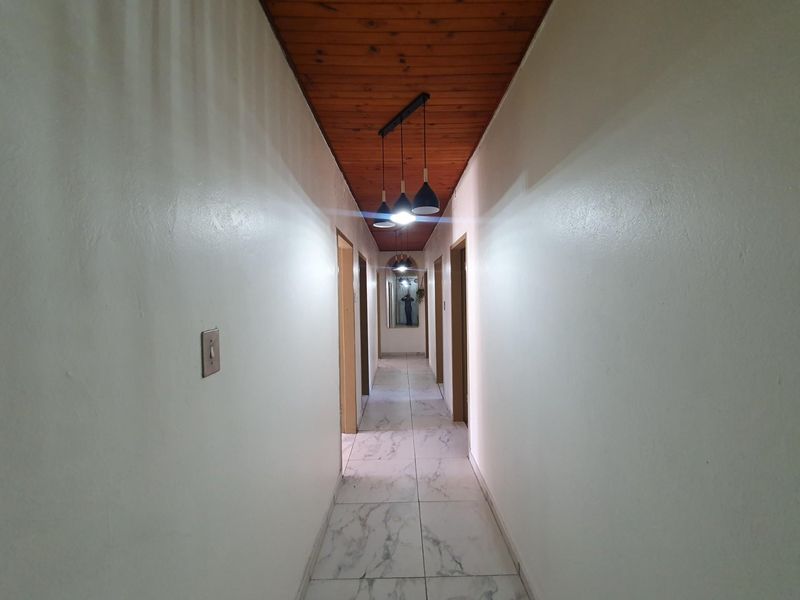 Spacious Newly Renovated 4-Bedroom House on shared property To Rent in Kibler Park, Johannesburg - Photo 7