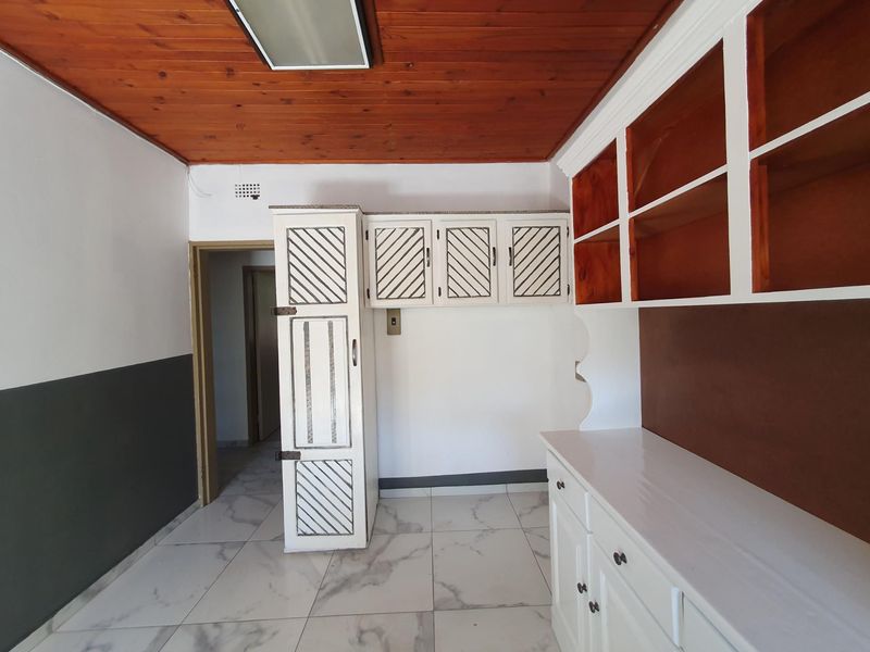 Spacious Newly Renovated 4-Bedroom House on shared property To Rent in Kibler Park, Johannesburg - Photo 5