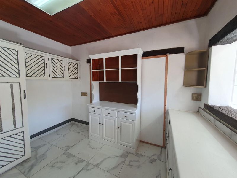 Spacious Newly Renovated 4-Bedroom House on shared property To Rent in Kibler Park, Johannesburg - Photo 4