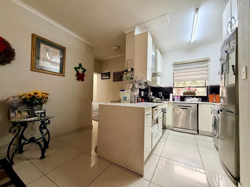 Apartment For Sale in Morningside, Sandton - Photo 3