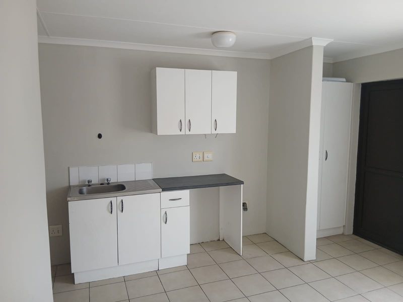 House For Sale in Port Elizabeth Central, Port Elizabeth - Photo 1