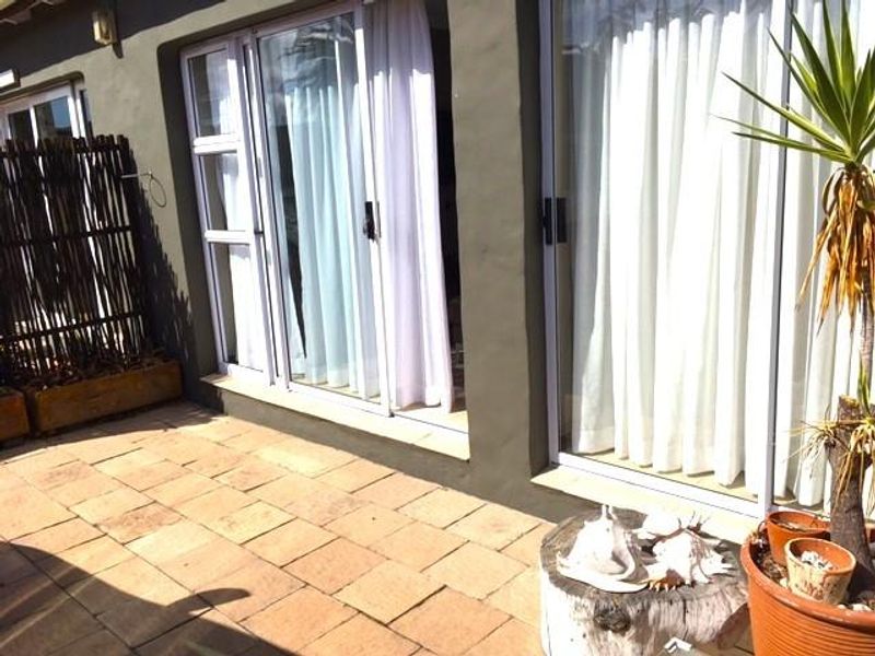 Stunning Fully Furnished Studio Unit - Photo 7