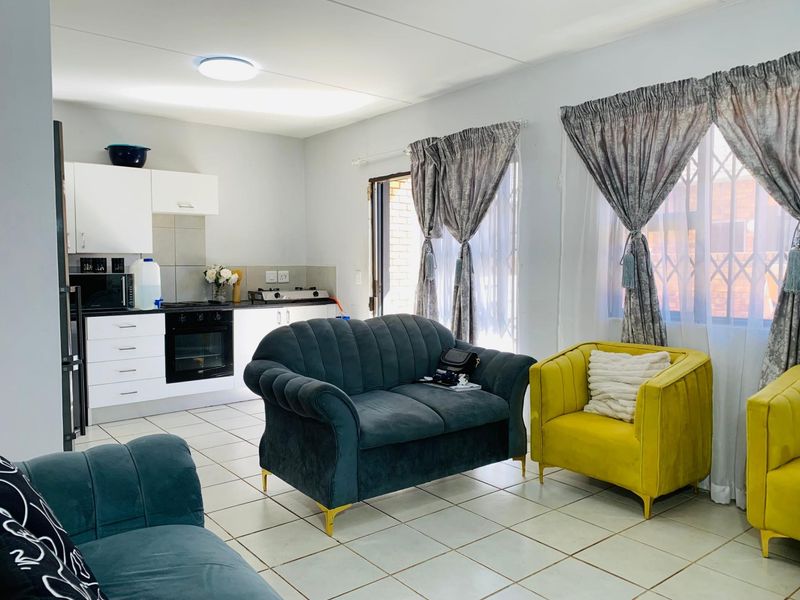 3 Bedroom, 2 Bathroom Apartment For Sale in Clarina, Akasia - Photo 1
