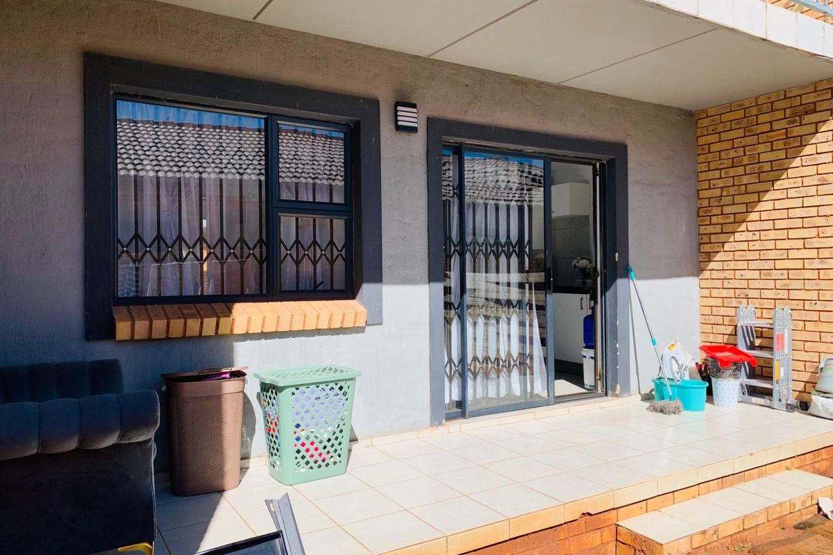 3 Bedroom, 2 Bathroom Apartment For Sale in Clarina, Akasia - Photo 3