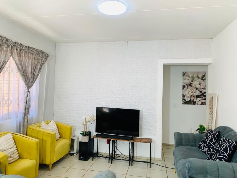 3 Bedroom, 2 Bathroom Apartment For Sale in Clarina, Akasia - Photo 10