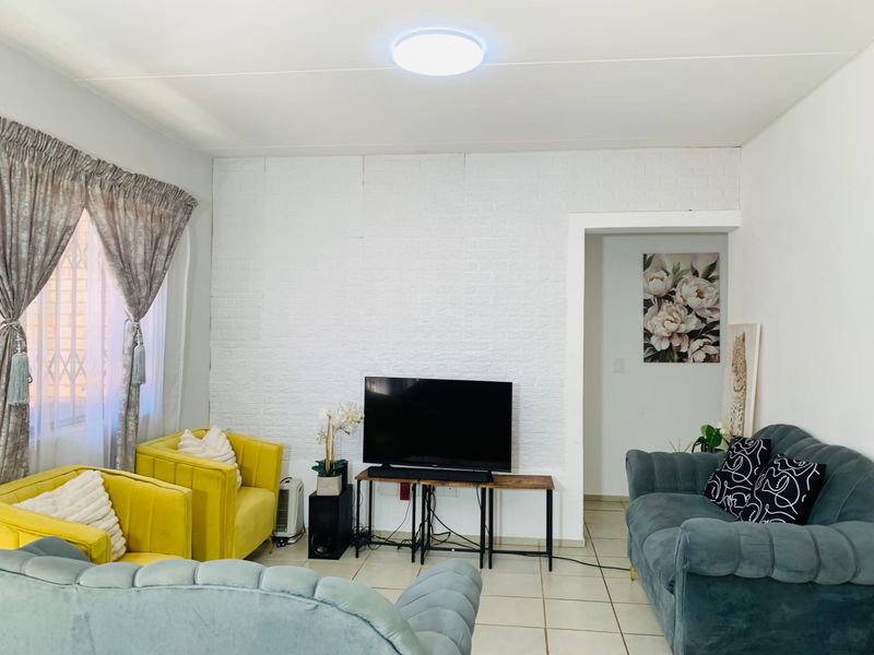 3 Bedroom, 2 Bathroom Apartment For Sale in Clarina, Akasia - Photo 9