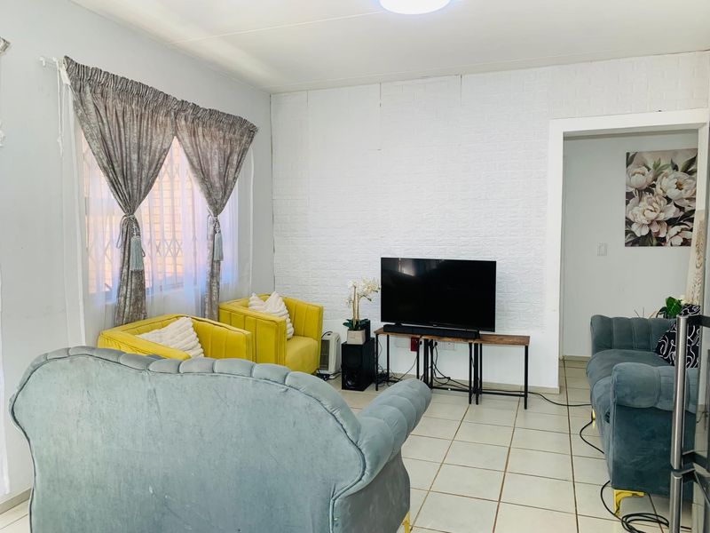 3 Bedroom, 2 Bathroom Apartment For Sale in Clarina, Akasia - Photo 8