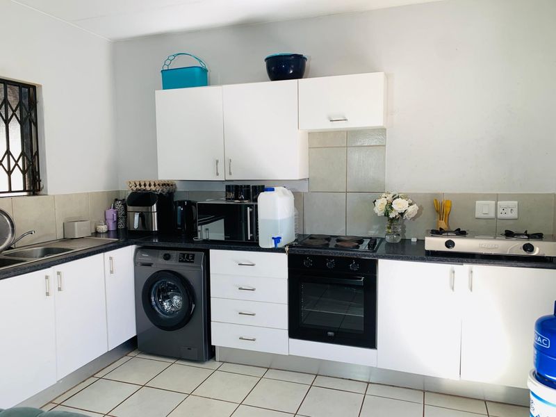 3 Bedroom, 2 Bathroom Apartment For Sale in Clarina, Akasia - Photo 4