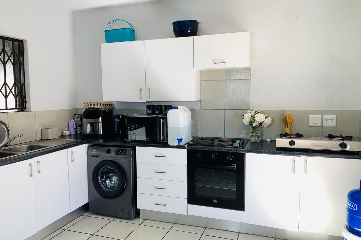 3 Bedroom, 2 Bathroom Apartment For Sale in Clarina, Akasia - Photo 4