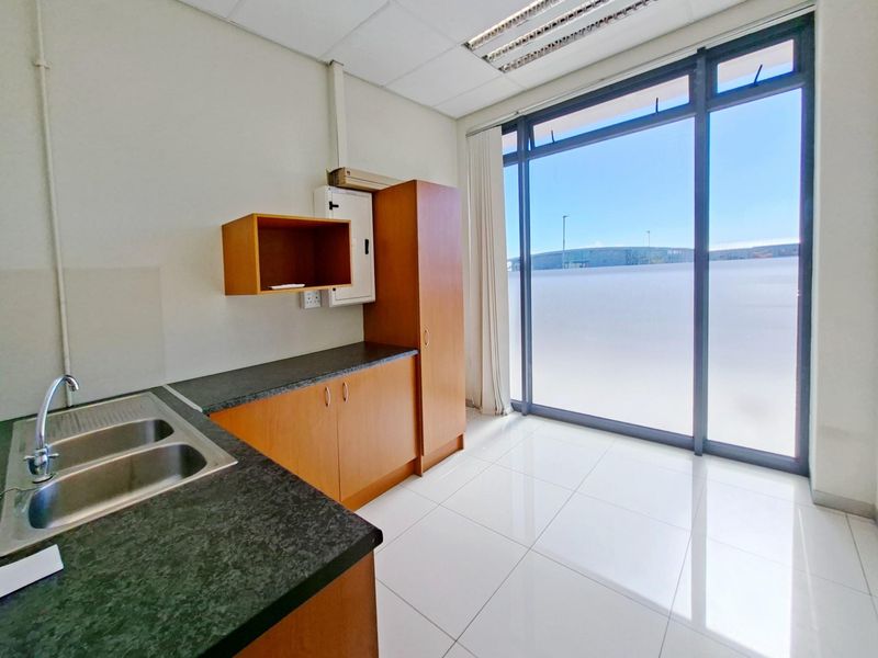 209m2 Office Space to Let at Sable Square - Photo 3