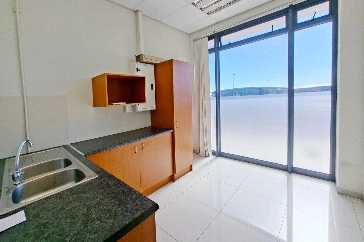 209m2 Office Space to Let at Sable Square - Photo 3