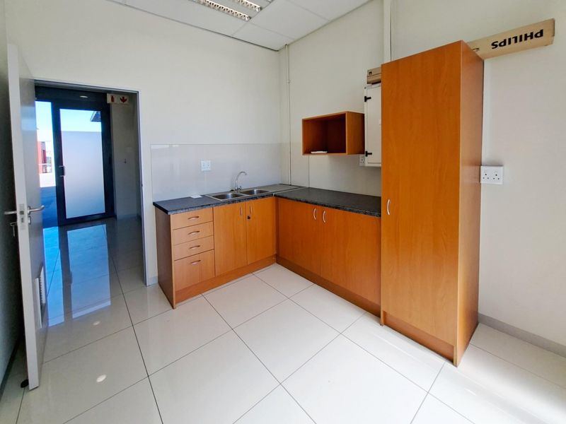 209m2 Office Space to Let at Sable Square - Photo 4