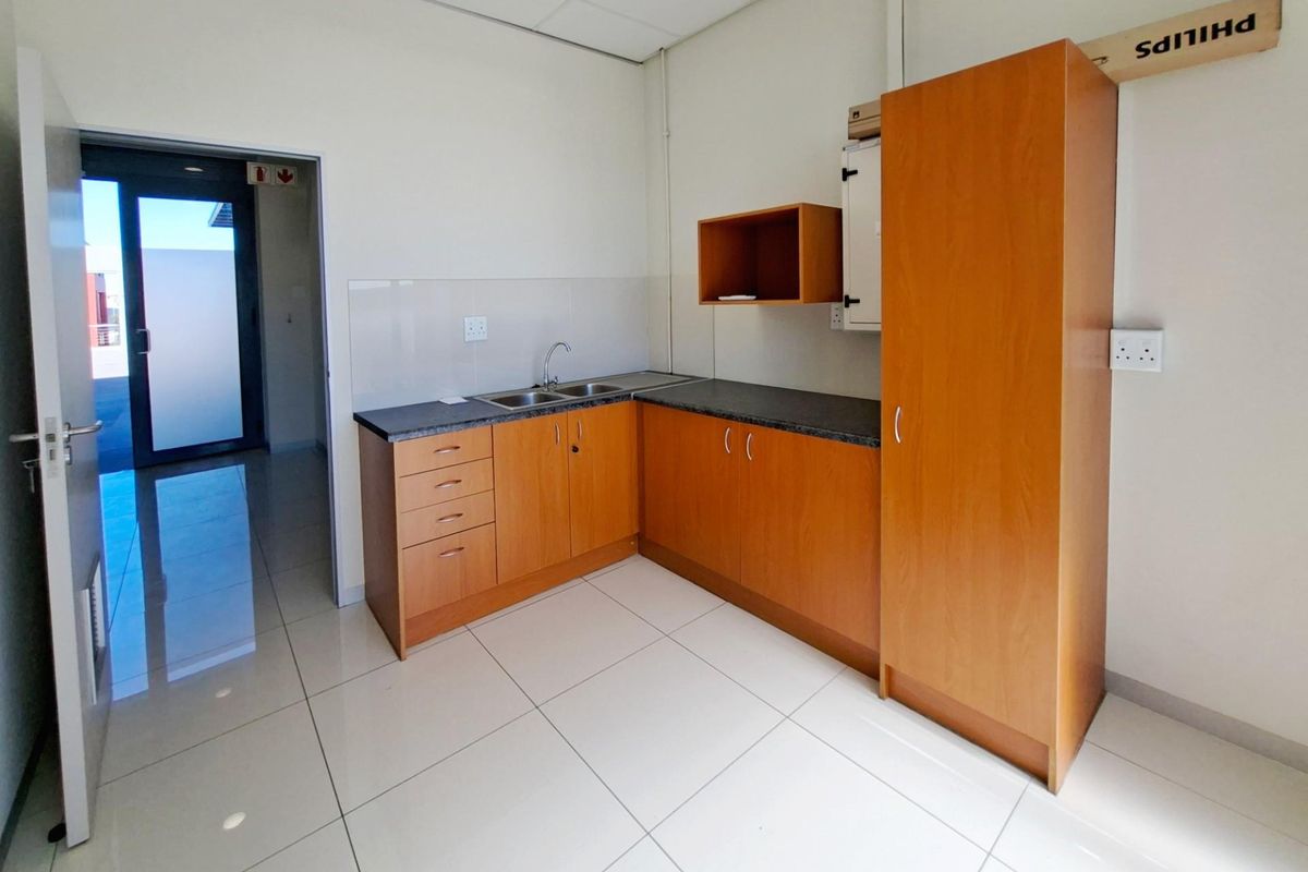 209m2 Office Space to Let at Sable Square - Photo 4