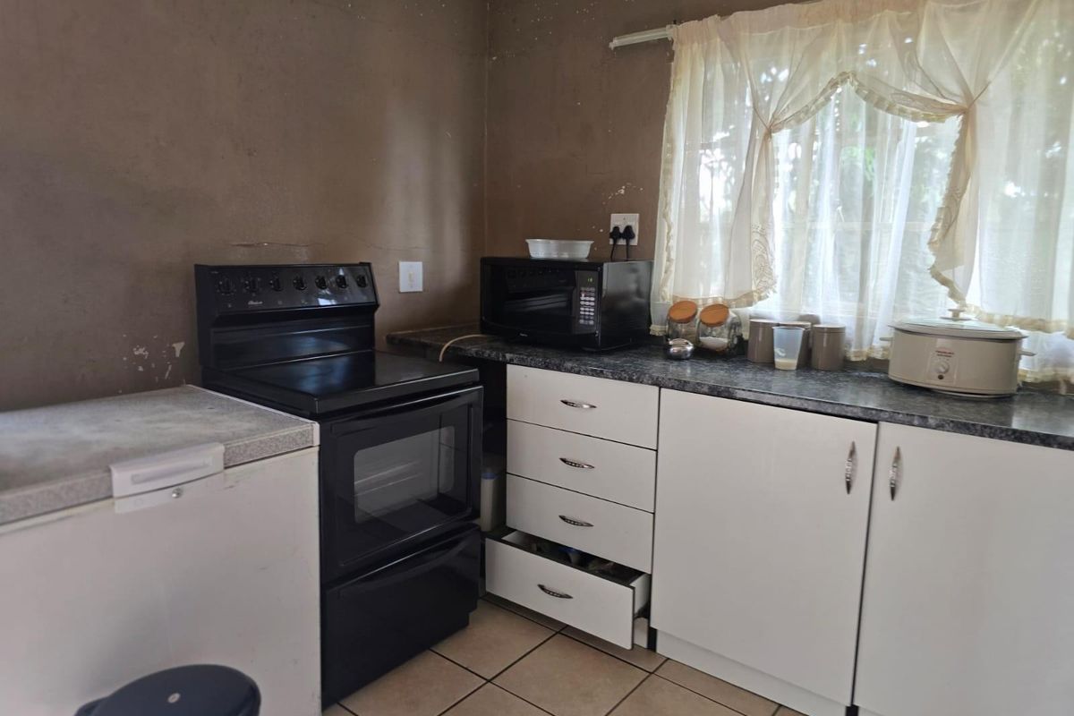 Fabulous  3 Bed house with a 2 Bed Cottage in Eldorado Park Ext 4 - Photo 4