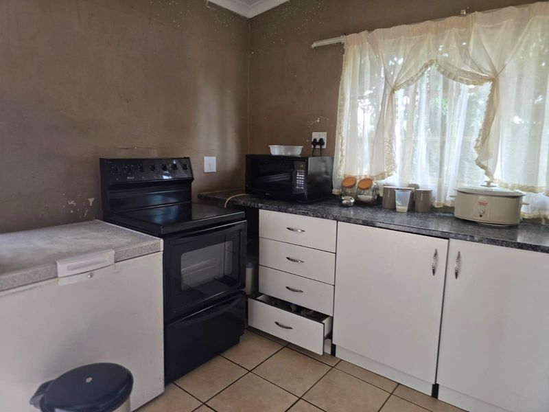 Fabulous  3 Bed house with a 2 Bed Cottage in Eldorado Park Ext 4 - Photo 4