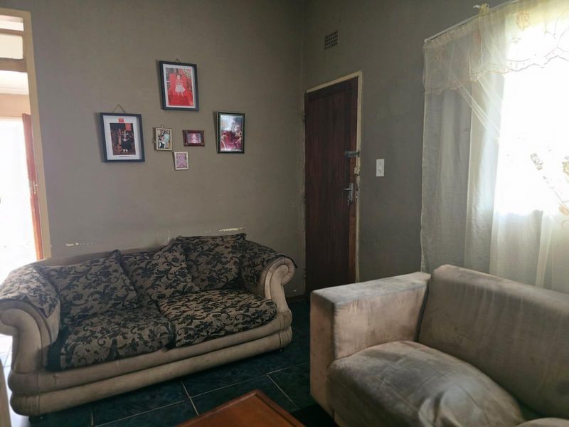 Fabulous  3 Bed house with a 2 Bed Cottage in Eldorado Park Ext 4 - Photo 3