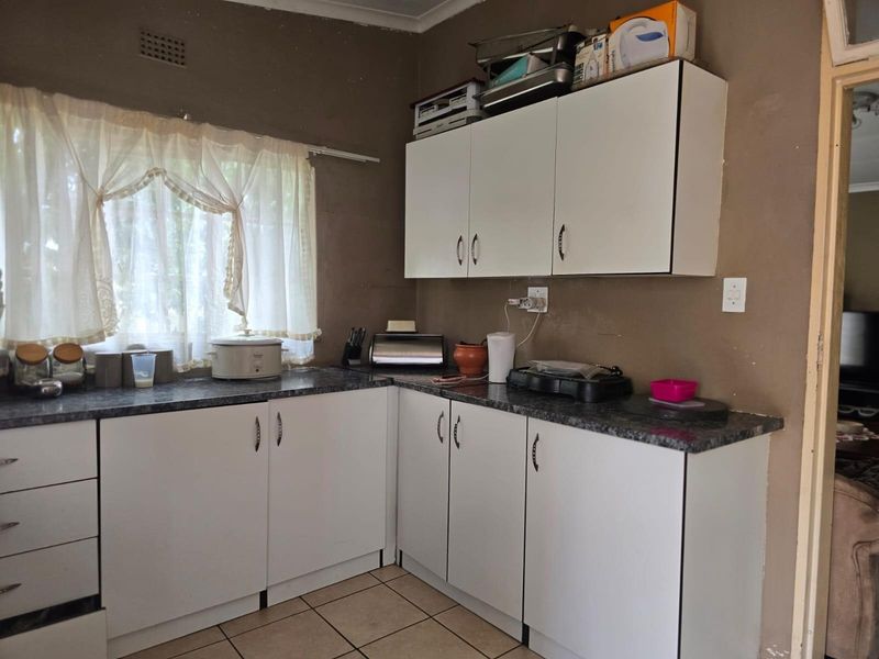 Fabulous  3 Bed house with a 2 Bed Cottage in Eldorado Park Ext 4 - Photo 9