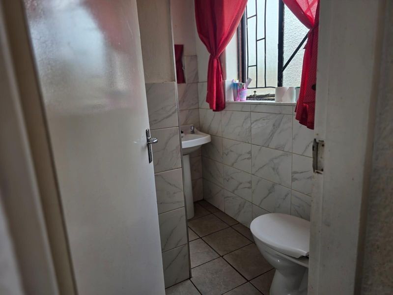 Fabulous  3 Bed house with a 2 Bed Cottage in Eldorado Park Ext 4 - Photo 7