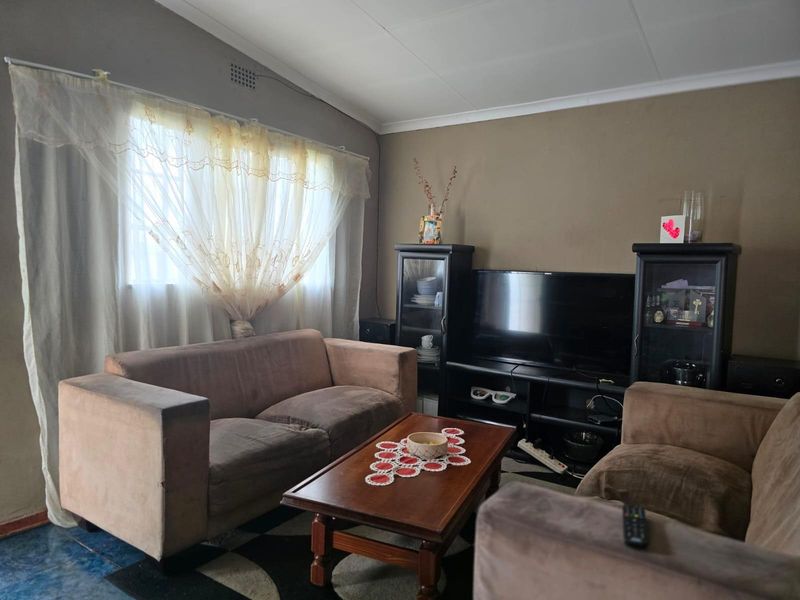 Fabulous  3 Bed house with a 2 Bed Cottage in Eldorado Park Ext 4 - Photo 2