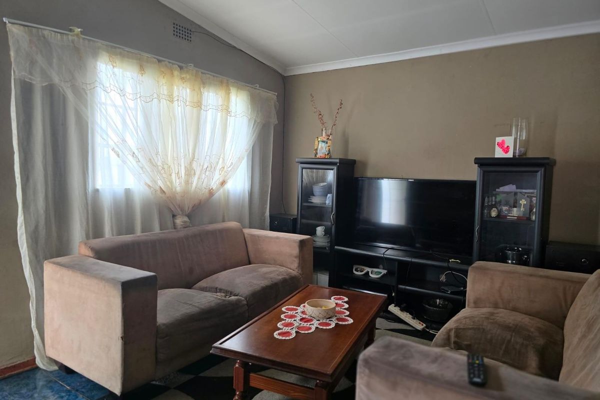 Fabulous  3 Bed house with a 2 Bed Cottage in Eldorado Park Ext 4 - Photo 2