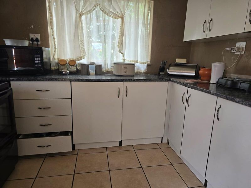 Fabulous  3 Bed house with a 2 Bed Cottage in Eldorado Park Ext 4 - Photo 5