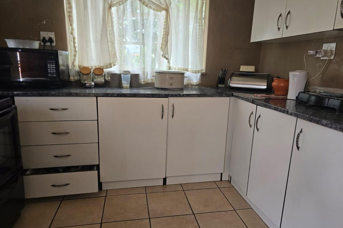 Fabulous  3 Bed house with a 2 Bed Cottage in Eldorado Park Ext 4 - Photo 5