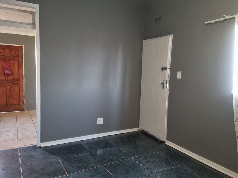 Fabulous  3 Bed house with a 2 Bed Cottage in Eldorado Park Ext 4 - Photo 5