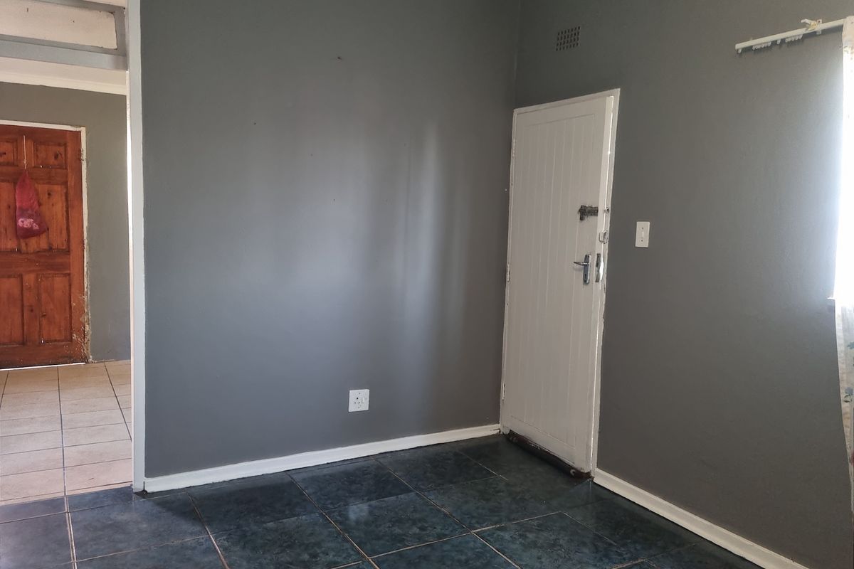 Fabulous  3 Bed house with a 2 Bed Cottage in Eldorado Park Ext 4 - Photo 5