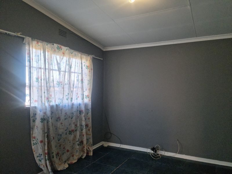 Fabulous  3 Bed house with a 2 Bed Cottage in Eldorado Park Ext 4 - Photo 3