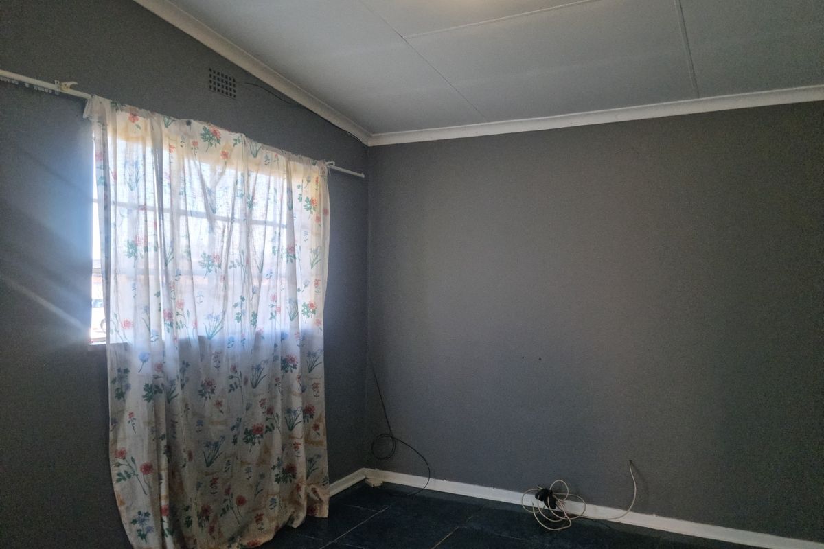 Fabulous  3 Bed house with a 2 Bed Cottage in Eldorado Park Ext 4 - Photo 3
